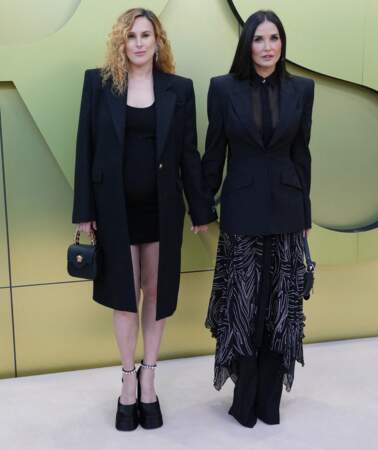 Rumer Willis enceinte et Demi Moore : défilé Versace pour la Fashion week. 