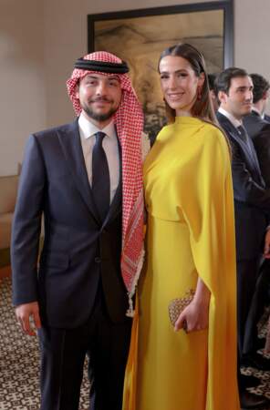 Le couple pose tout sourire devant le photographe du mariage lors du mariage de la princesse Iman de Jordanie à Amman le 12 mars 2023