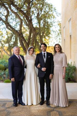 Le couple pose également en famille avec le roi Abdallah II et la reine Rania lors de leur mariage à Amman le 12 mars 2023