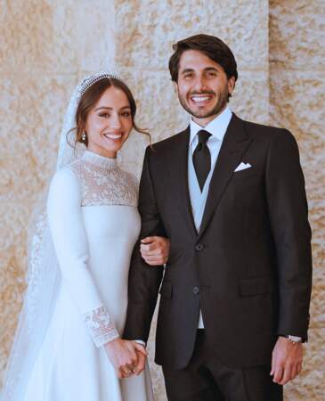 Les jeunes mariés posent tout sourire devant le photographe du mariage lors de leur mariage à Amman le 12 mars 2023