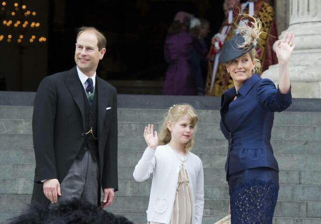 Lors des événements officiels organisés par la famille royale, il faut parfois se montrer. C'est pourquoi le prince Edward, Sophie de Wessex et leur fille Lady Louise saluent la foule pour le Jubilé de diamant de la reine, en juin 2012.