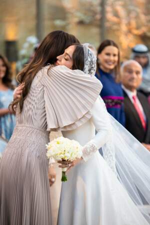 La princesse Iman de Jordanie embrasse également sa mère, Rania de Jordanie, lors de son mariage à Amman le 12 mars 2023