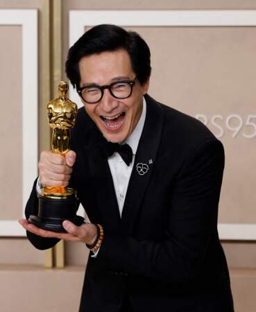 Ke Huy Quan, sacré Meilleur Acteur dans un second rôle, lors de la 95e cérémonie des Oscars, à Los Angeles