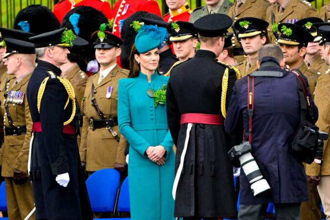 La princesse de Galles portait un manteau turquoise, conformément aux couleurs du 1er Bataillon des Irish Guards et la plume qu'ils portent sur leur chapeau