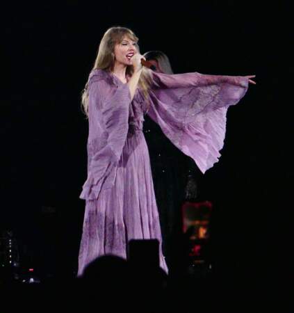 Lors du premier soir de sa tournée, la chanteuse a porté une dizaine de tenues différentes.
