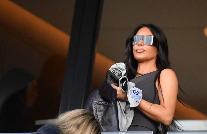 Kim Kardashian tenait dans ses mains un maillot siglé Neymar Jr