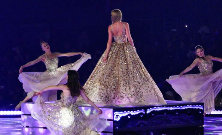 Taylor Swift dans une robe de princesse digne des contes de fée.
