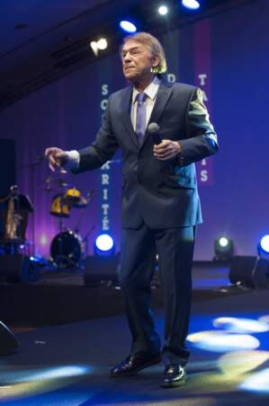 En 2015, Salvatore Adamo chante lors de la 11ème édition des trophées de l'APAJH. Il a 72 ans.