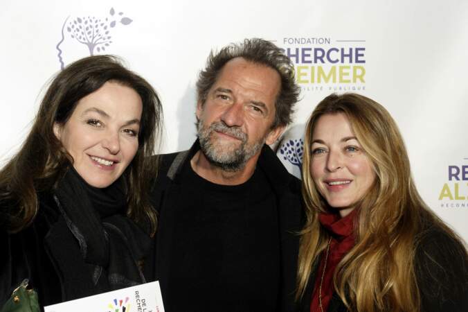 16e Gala de la Fondation Recherche Alzheimer : l'animatrice  de télévision Péri Cochin, Stéphane de Groodt et une invitée.