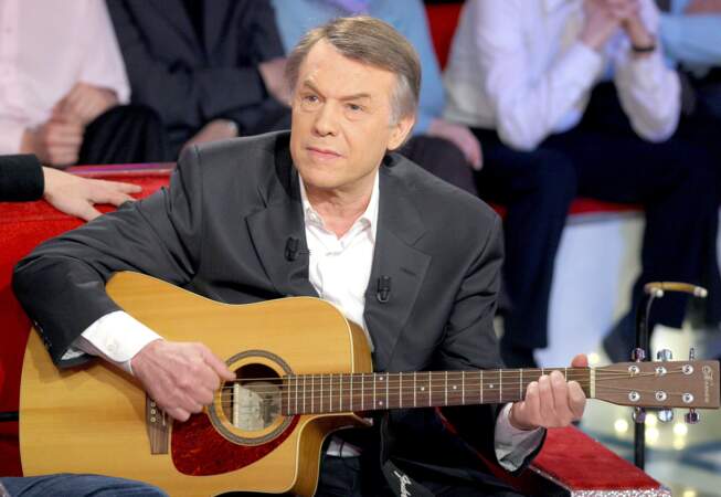 En 2006, il vient chanter sur le plateau de l'émission Vivement Dimanche. Il a 63 ans.