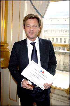 En février 2010, à 41 ans, Laurent Delahousse reçoit le prix Roland-Dorgelès, dans la catégorie « Télévision », pour son « attachement à la qualité de la langue française.