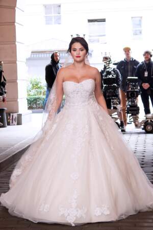 Voici différentes photos de Selena Gomez en robe de mariée sur le tournage de Only Murders in the Building