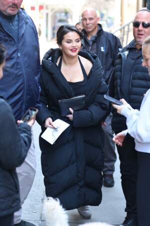 Selena Gomez est arrivée sur le tournage de la série "Only Murders in the Building" à New York décontractée et en doudoune noire