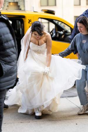 Selena Gomez semble avoir des difficultés à marcher avec sa robe de mariée