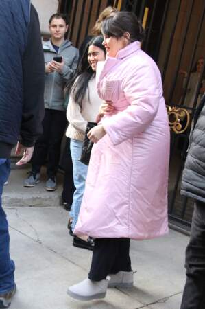 Selena Gomez quitte la scène de tournage avec une grosse doudoune rose