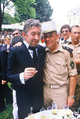 Serge Gainsbourg obtient de la main de Jack Lang la Croix d'officier dans l'Ordre des Arts et des Lettres en 1985. Il a alors 57 ans