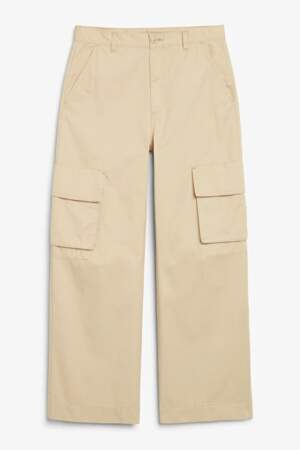 
Pantalon cargo taille basse coupe ample coton beige, Monki, 40 euros.