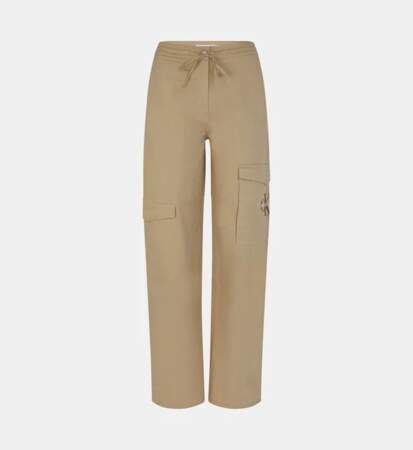 Pantalon cargo droit Archival monogramme, Calvin Klein Jeans, 135 euros. Sur GaleriesLafayette.com