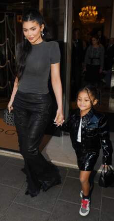 Kylie Jenner a matché son look cuir en habillant sa fille Stormi d'un adorable ensemble en simili