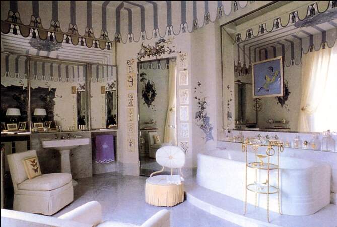 Plusieurs salles de bains luxueuses.