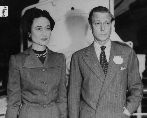 En 1936, Édouard VIII, alors roi du Royaume-Uni et des dominions britanniques et empereur des Indes, décida d'abdiquer en faveur de son frère George VI afin de pouvoir se marier avec Wallis Simpson, une roturière américaine. Celle-ci était alors en instance de divorce de son second mariage.