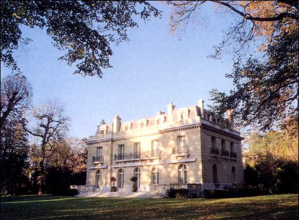 Située au nord du bois de Boulogne, la villa Windsor fut la propriété de l’un des couples les plus scandaleux de l’histoire, Wallis Simpson et Édouard VIII. Elle fut construite dans le style Louis XVI. La maison est la propriété de la ville de Paris et étant, un temps, la demeure parisienne du duc et de la duchesse de Windsor,  elle porte leur nom.