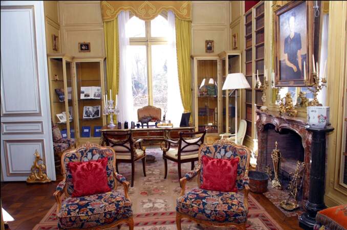 Le salon principal de la Villa Windsor, décoré dans des tons chauds.