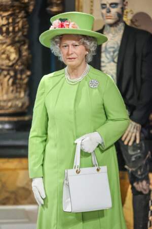 L'ancienne reine d'Angleterre est vêtue d'un ensemble d'une seule couleur, similaire à ceux qu'elle portait de son vivant. 