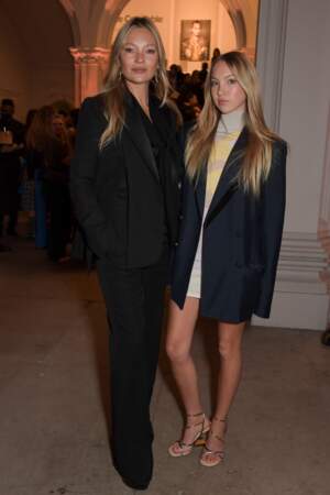 Kate Moss et Lila Moss nous montrent deux façons de porter la veste de costume