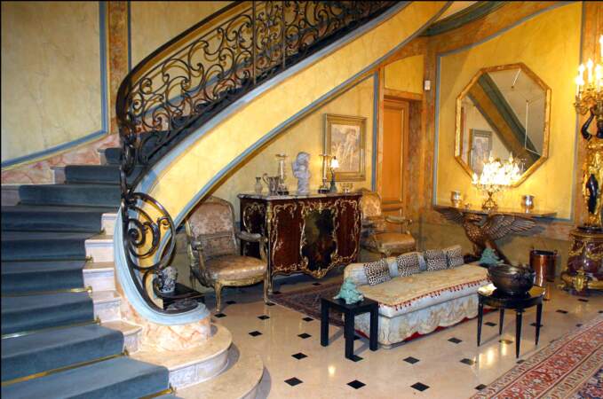 Balustrade d’esprit rococo, escalier en fer forgé, plafonds peints de fresques exotiques (un clin d’œil à la villa du couple Windsor aux Bahamas).