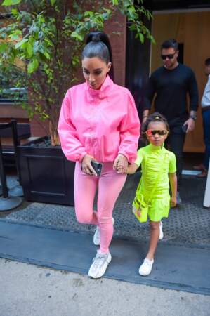 Kim Kardashian et sa fille North en total look flashy