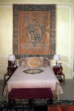 Dans la chambre à coucher, une tapisserie affiche les armoiries de la famille.