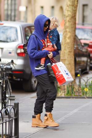 Les mamans s'assortissent aussi avec leur fils, comme Emily Ratajkowski en mode streetwear avec son petit Sly