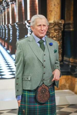 Son fils apparaît, lui, dans une tenue traditionnelle écossaise. 