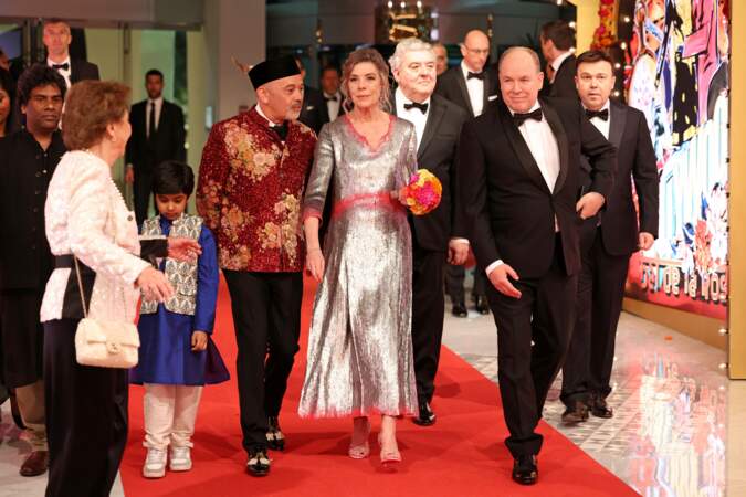 Caroline de Monaco remonte le tapis rouge avec son frère Albert et Christian Louboutin.