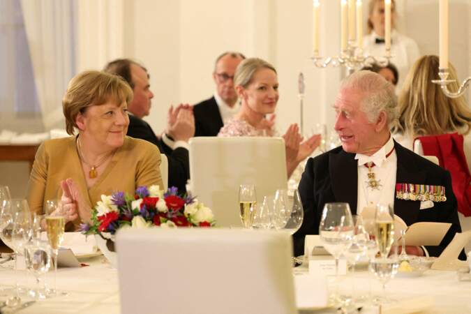 Charles III était placé à côté de la chancelière Angela Merkel.