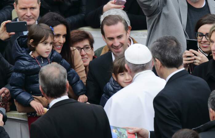 Le 3 février 2016, l'acteur Joseph Fiennes, vu dans la série La Servante Ecarlate, a rencontré le Pape François pendant l'audience générale du mercredi sur la place Saint-Pierre au Vatican.

