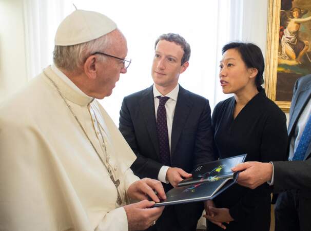 Le 29 août 2016, le pape François a rencontré le fondateur et PDG de Facebook, Mark Zuckerberg, et son épouse Priscilla Chan au Vatican. 