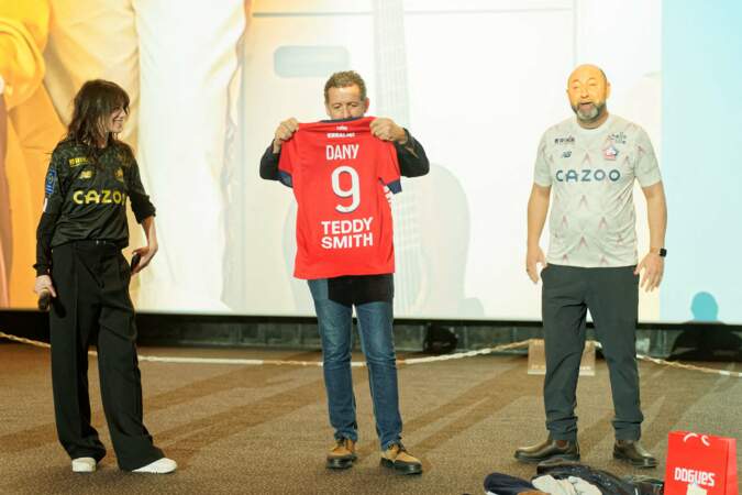 Kad Merad, Dany Boon et Charlotte Gainsbourg reçoivent des maillots de football à leur nom des mains du président du LOSC - Lille Olivier Letang