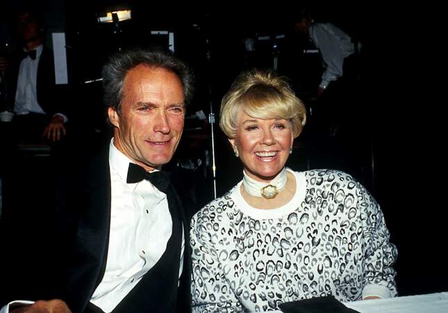 En 1984, Clint Eastwood divorce de sa première épouse, Maggie Neville Johnson. Sur cette photo, il pose avec Doris Day et a 54 ans.