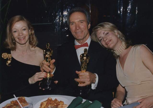 En 1993, Clint Eastwood prend la pose avec Frances Fish, mère de l'un de ses sept enfants. Alison Eastwood, fille qu'il a eue avec Maggie Johnson est également présente.
Cette année, il joue aussi l'Agent Secret Frank Horrigan dans La ligne de mire. Le cinéaste a 63 ans.