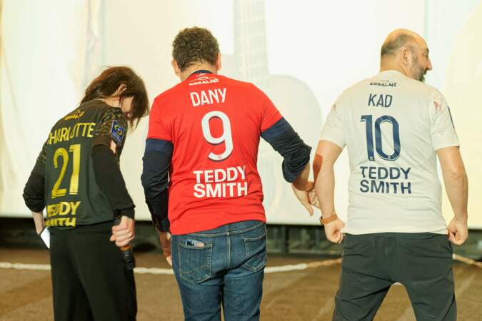 Kad Merad, Dany Boon et Charlotte Gainsbourg reçoivent des maillots de football à leur nom.