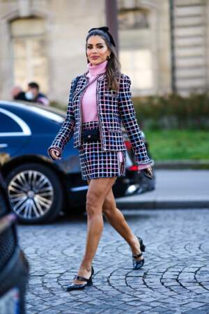 Camila Coelho adopte le style plazacore avec le tailleur en tweed et le maxi noeud au défilé Chanel