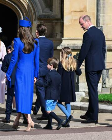 Kate Middleton, William et leurs enfants entrent dans la chapelle.