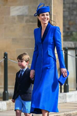 Kate Middleton rayonnante dans sa tenue bleue.