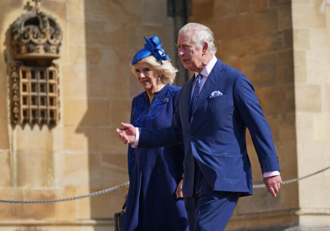Il est évidemment accompagné de la reine consort, son épouse Camilla Parker Bowles.