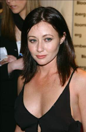 Déçu, le producteur la recontacte en 1998 pour lui proposer de participer à la série Charmed. La comédienne accepte, mais à condition d'interpréter le rôle de Prue, la soeur ainée. Elle a alors 27 ans. 