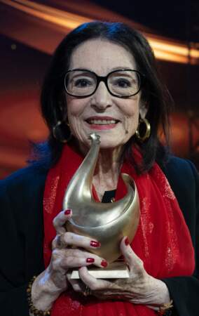 En 2022, la chanteuse reçoit un prix pour sa carrière lors de la cérémonie des "Goldene Henne" à Leipzig. Elle a 87 ans