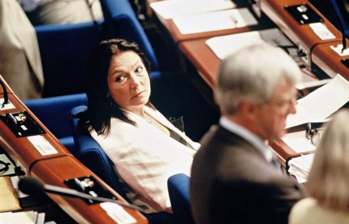 Nana Mouskouri siège pour la première fois au Parlement européen en 1994. Elle prendra part aux décisions jusqu'en 1999. Elle a 60 ans