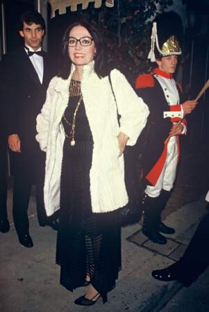 En 1984, Nana Mouskouri interprète le générique de la série américaine L'amour en héritage. Elle chante également la version française de Chiquitita d'Abba. Elle a 50 ans